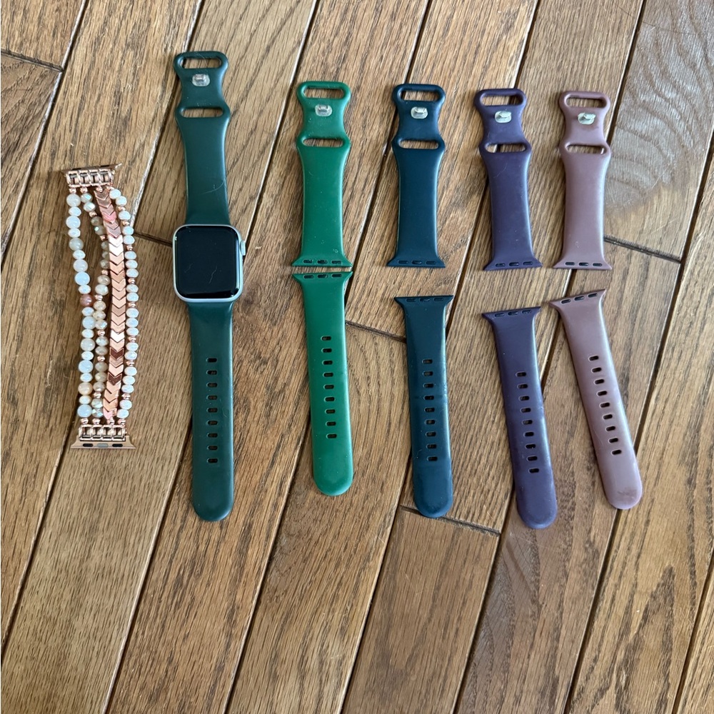 Apple Watch 5 40mm with Assorted Watch Bands and Bracelet Set